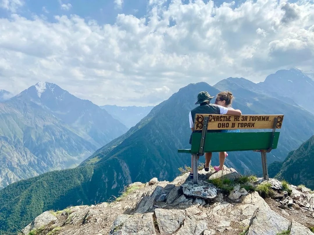 Северная Осетия скамейка в горах