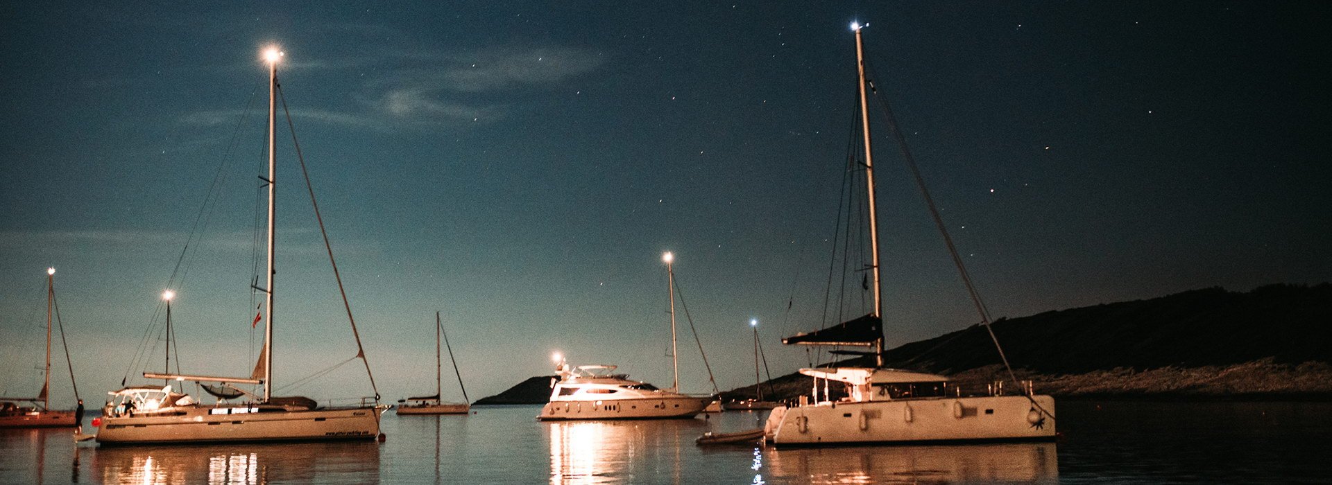 Машина и яхта ночь. Ночь в море. Night sail. Night sail. Корабль в море.
