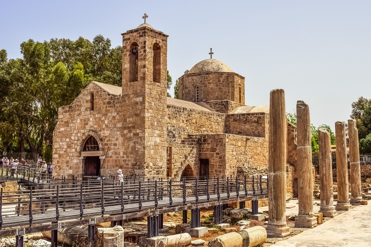 Церковь Панагия Хрисополитисса с колонной апостола Павла