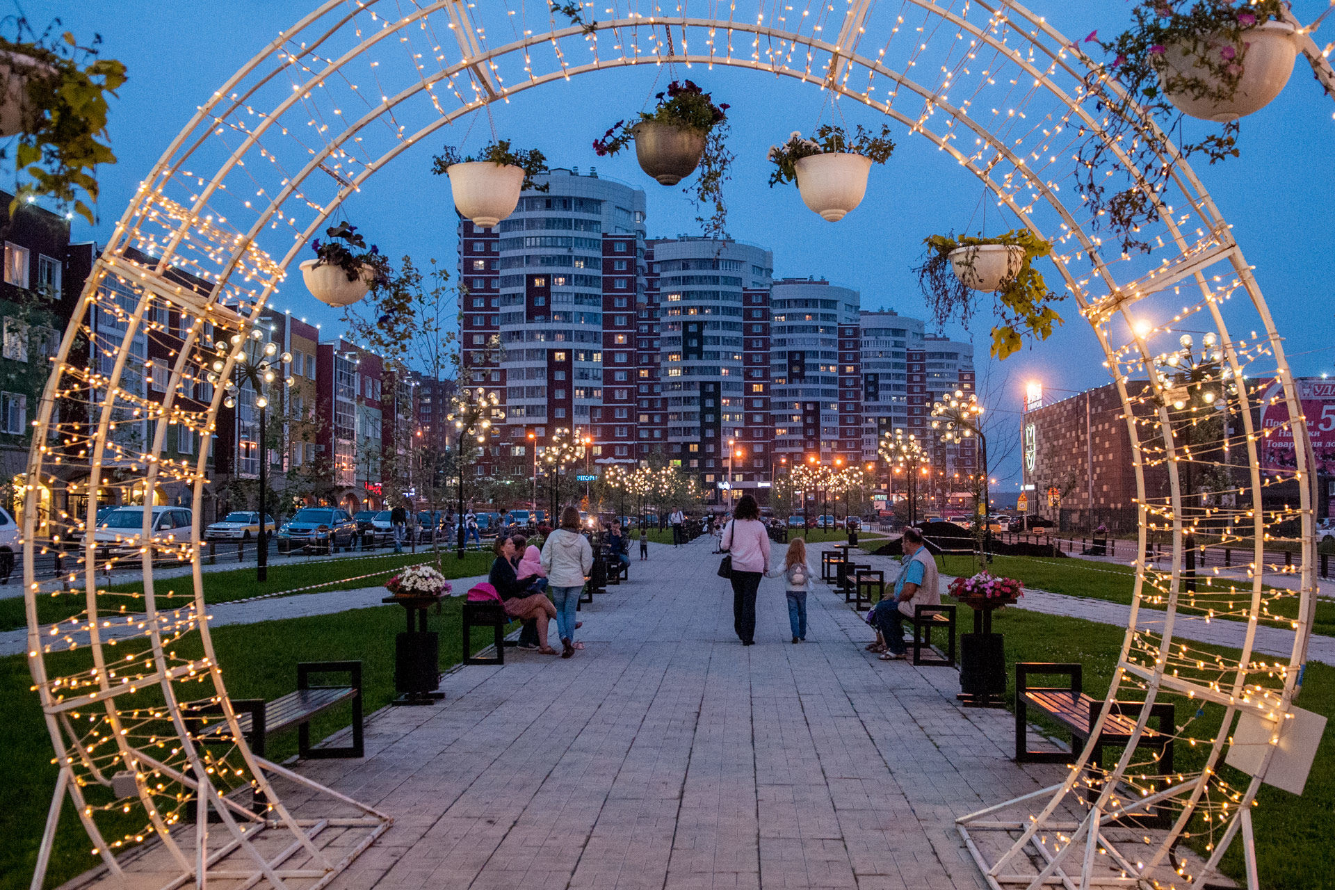 Иркутск верхняя набережная бульвар гагарина. Ф. Улица нижняя набережная иркутск. Променад иркутск. Иркутск сквер гагарина.