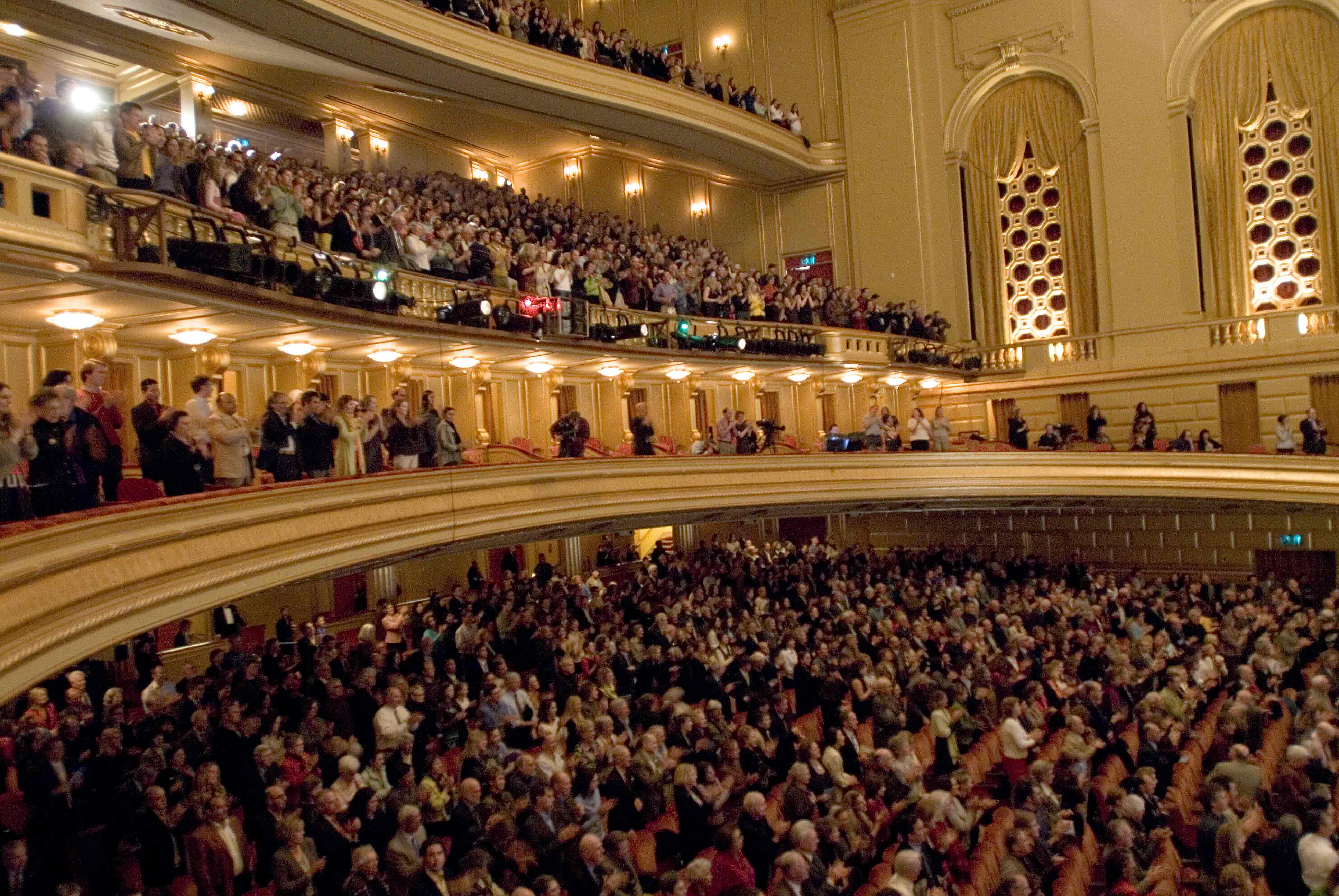 мадам баттерфляй опера. ямамото и оперы пуччини «мадам баттерфляй». хор в опере. оперный театр сан франциско красотка. группа опера сан-франциско.