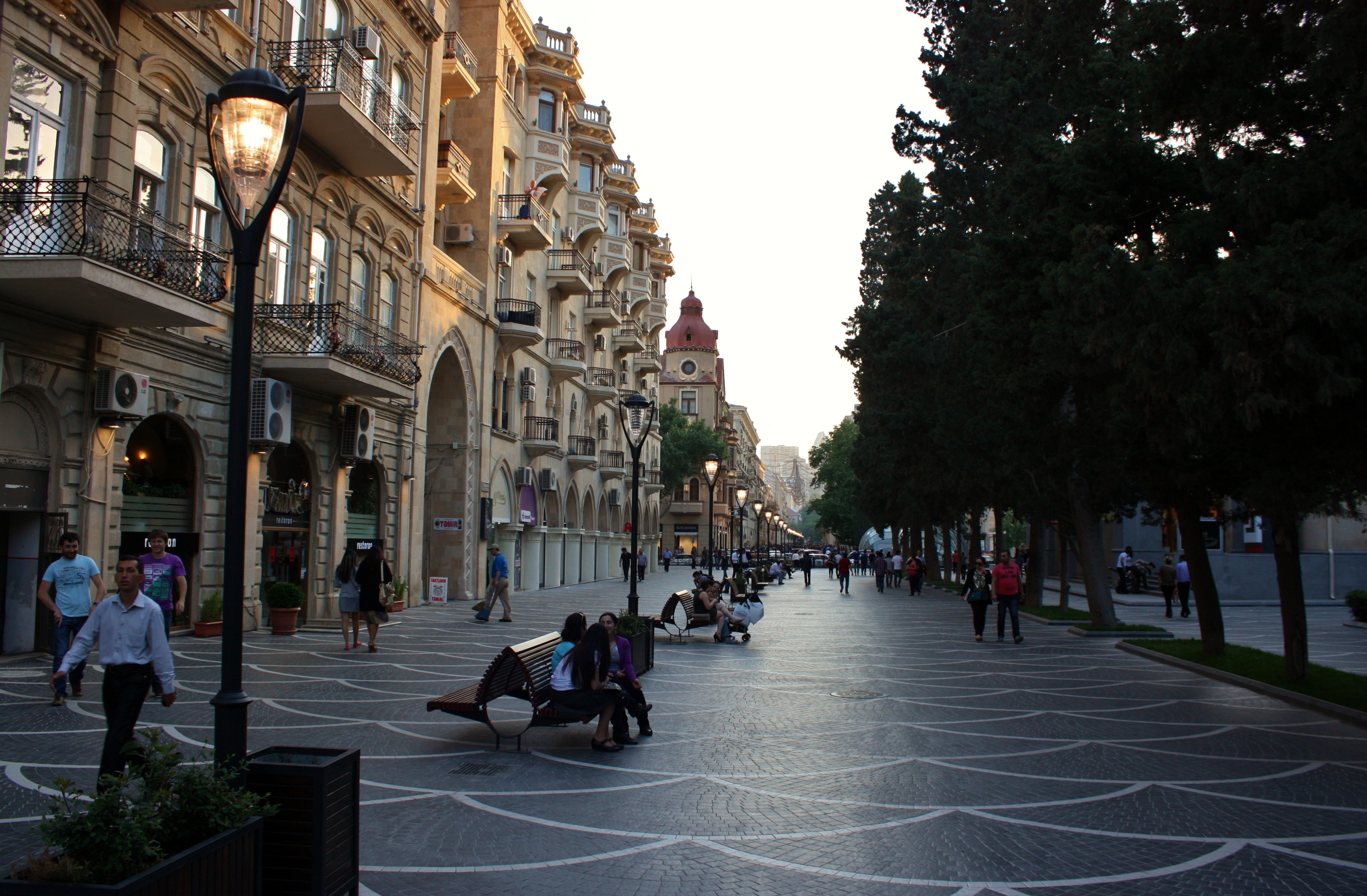 Сесть в баку. Баку Nizami Street. Улица Низами торговая Баку. Улица Низами 93 Баку. Баку улица Хагани.