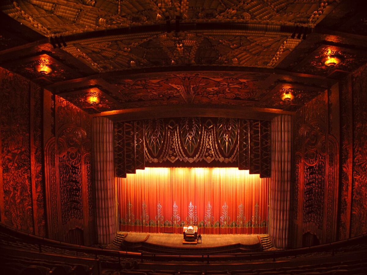 Сцена. Кинотеатр Paramount Окленд (Калифорния, США). Театральная сцена. Театр арт. Сцена старого театра.