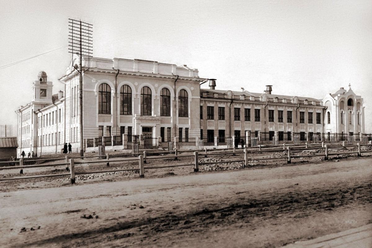 История создания новосибирска. Здание реального училища Новониколаевск. Училище Романовых Новосибирск. Реальное училище дома Романовых Новосибирск. Реальное училище Крячков Новосибирск.