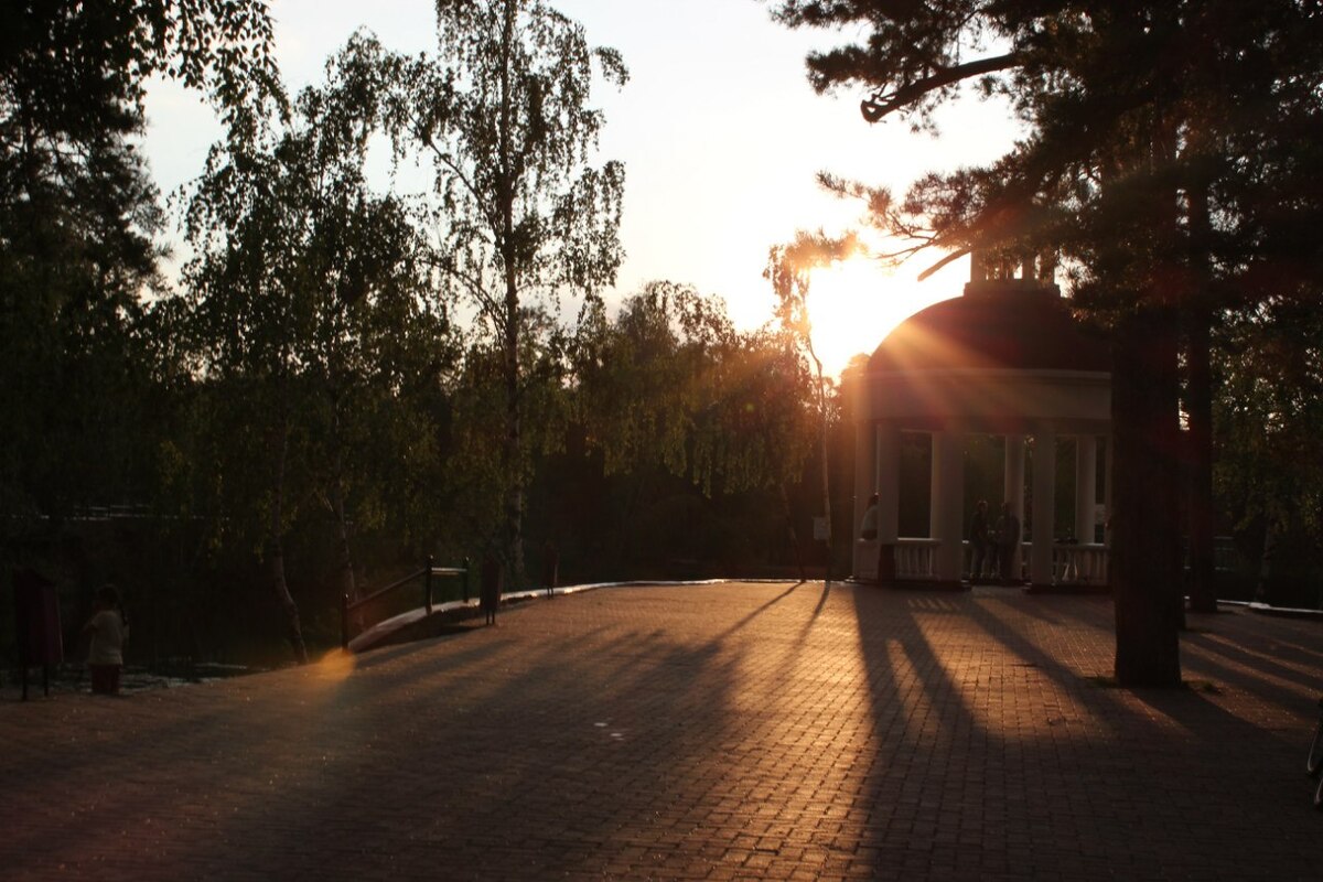 Прогулка челябинск. Городская прогулка л. Парк на набережной Челябинск. Сакура в Челябинске в парке Пушкина 2022. Сквер Володарского Челябинск.