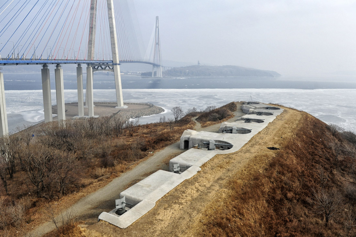 Владивосток режим. Новосильцевская батарея Владивосток. Новосильцевская батарея на острове русский. Владивосток крепость на русском острове. Владивостокская крепость Новосильцевская батарея.