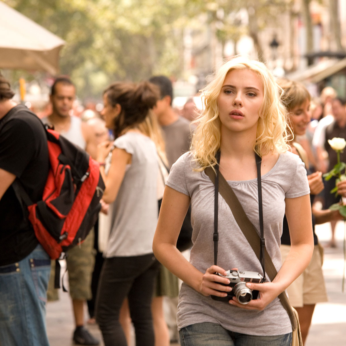 Вики барселона. Вики Кристина Барселона фильм 2008. Вики Кристина Барселона / Vicky Cristina Barcelona (2008). Вики Кристина Барселона фильм 2008 Скарлетт Йоханссон. Вики Кристина Барселона кадры Скарлетт Йоханссон.