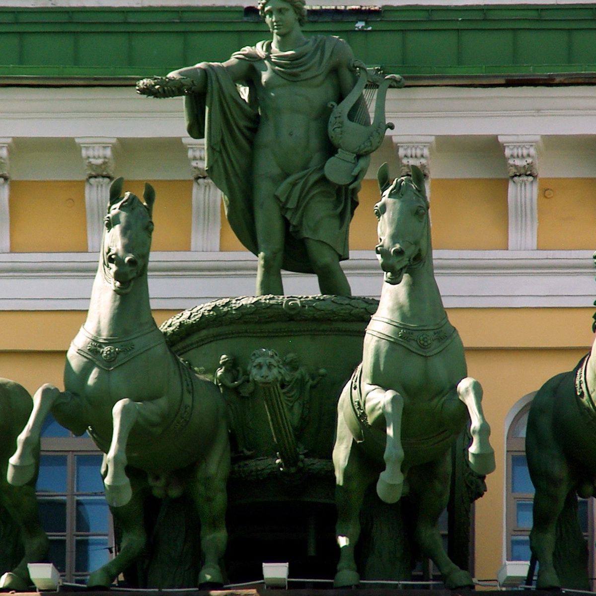 Культура спб. Александринский театр Санкт-Петербург лошади. Александринский театр Санкт Питере арка с конями. Автобусная экскурсия «парадный Петербург» - Эрмитаж. Памятник возле Мариинского театра Санкт-Петербург.