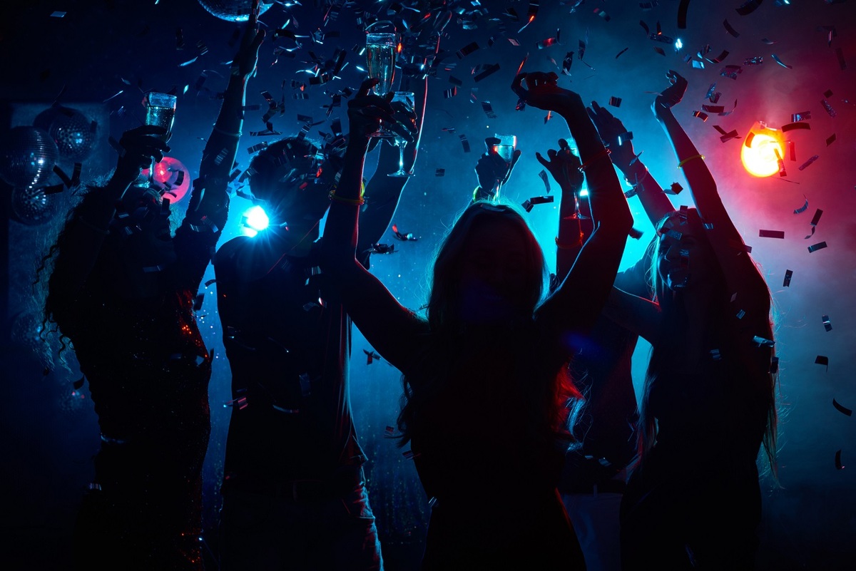 Песня или в другом баре. Вечеринка. Ночная вечеринка. Клубные танцы. Танцуют в клубе.