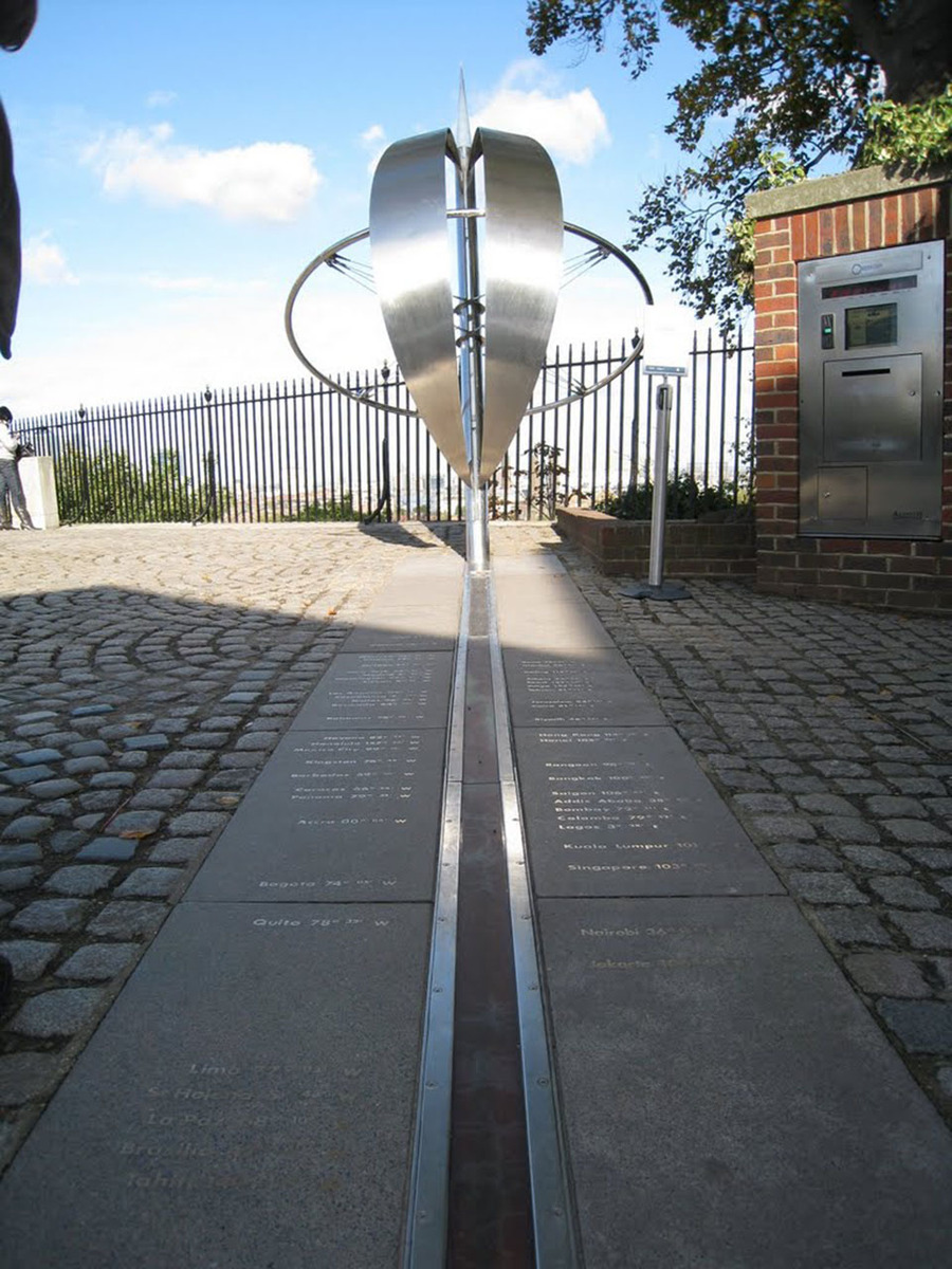 Нулевой меридиан делит. Гринвичская обсерватория нулевой Меридиан. Гринвичский Меридиан в Лондоне. Нулевой Меридиан в Лондоне обсерватория Гринвич. Гринвич парк Лондон нулевой Меридиан.