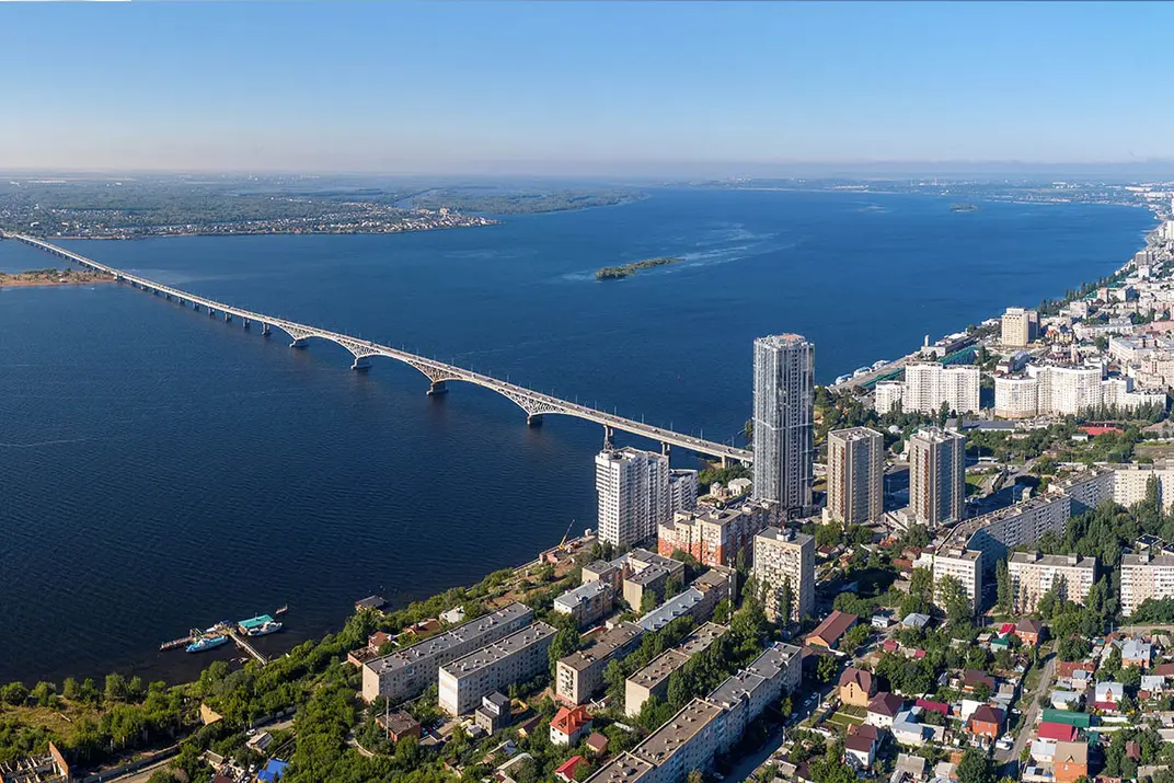 Панорамный вид на саратов и мост через волгу с высоты птичьего полета в солнечный летний день