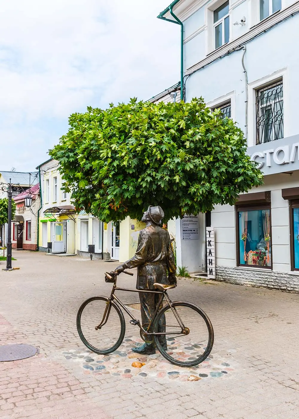 Памятник Циолковскому на Театральной улице в Калуге