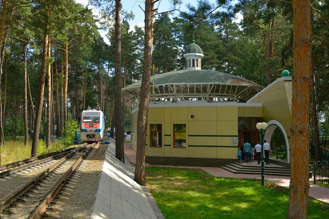 Локомотив движется по рельсам детской железной дороги в Новосибирске