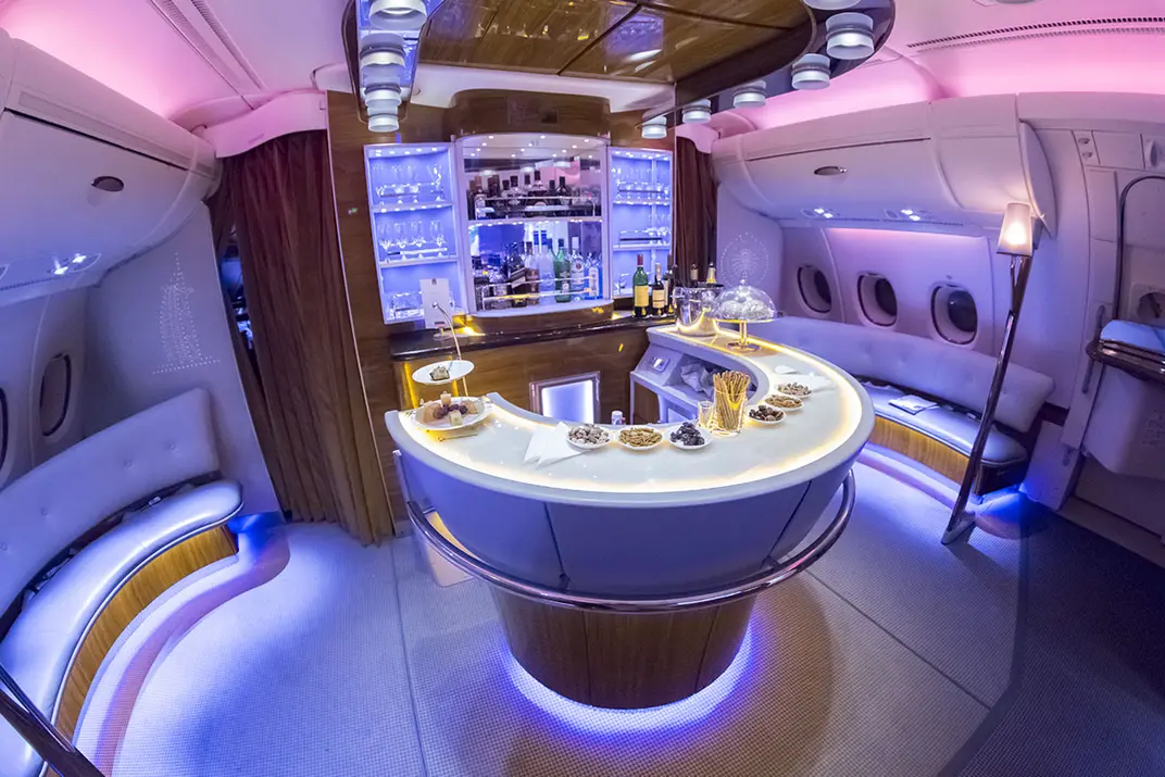 Бар в салоне бизнес-класса самолета Airbus A380 авиакомпании Emirates