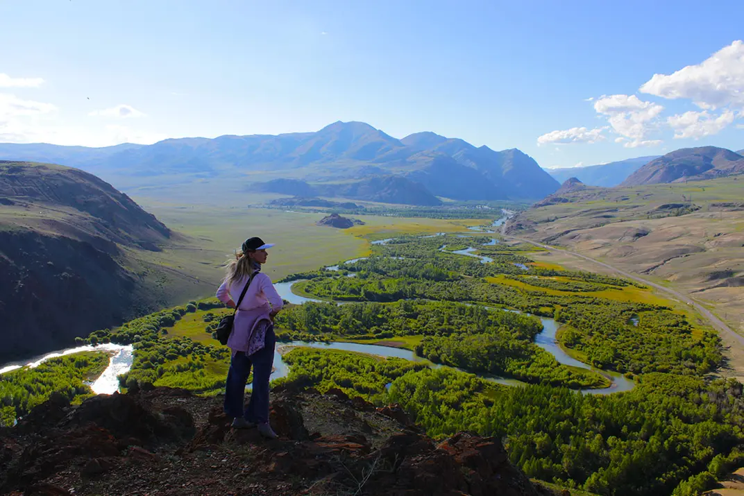 Девушка на фоне панорамы Чуйской степи весной