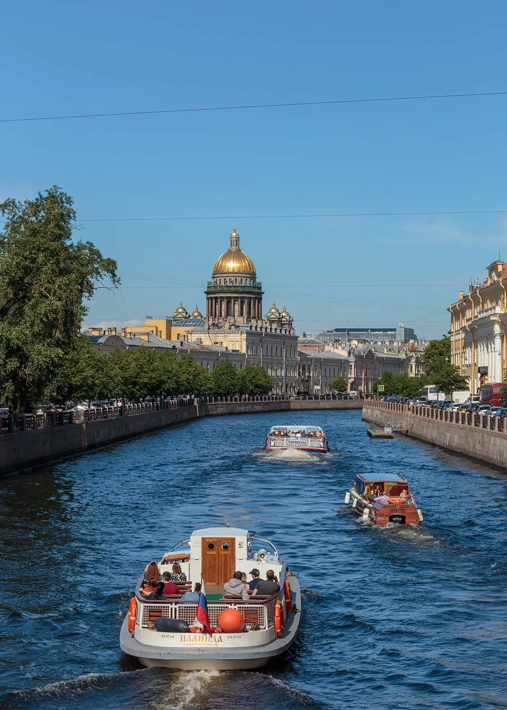 Прогулочный катер на реке в историческом центре Санкт-Петербурга