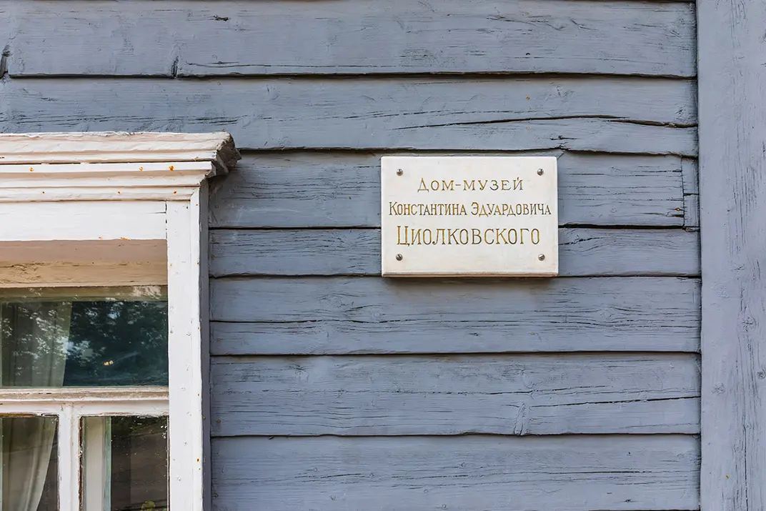 Именная табличка на фасаде дома музея Циолковского в Калуге