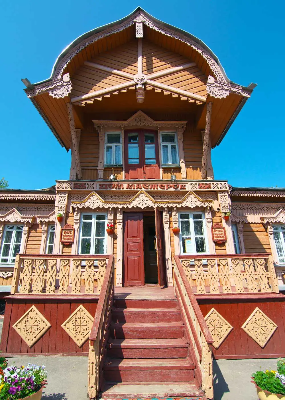 Фасад башни музея «Дом мастеров» в Калуге