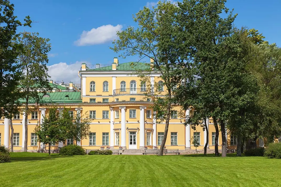 Музей усадьба Державина на фоне деревьев, вид из польского сада в Санкт Петербурге