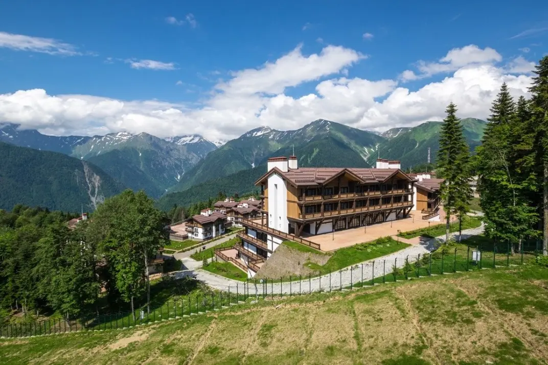 Вид на Кавказские горы на курорте Красная Поляна, Краснодарский край