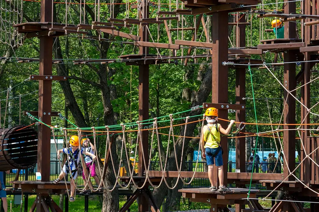 Дети в веревочном парке на территории острова Фортов в Кронштадте, Санкт-Петербург