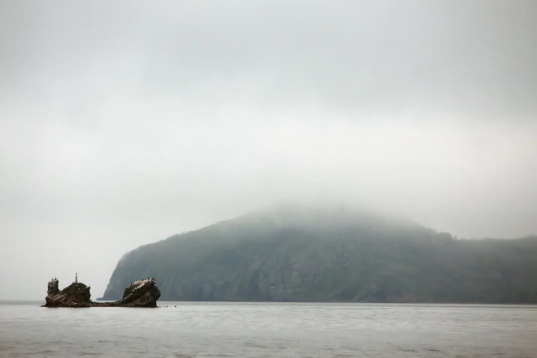 Остров в море, туман, лодка