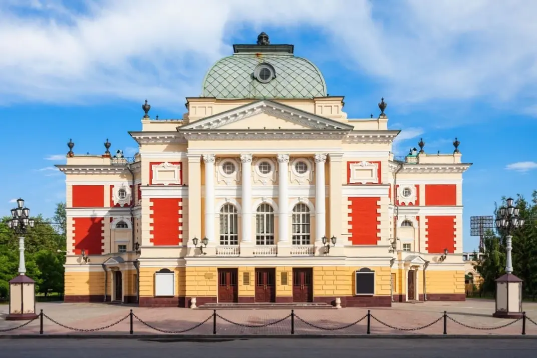 Иркутский драматический театр имени Н. П. Охлопкова. Вид на фасад