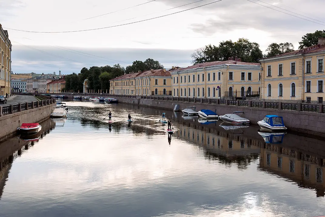 Вид на реку Мойку ранним утром, Санкт-Петербург. 