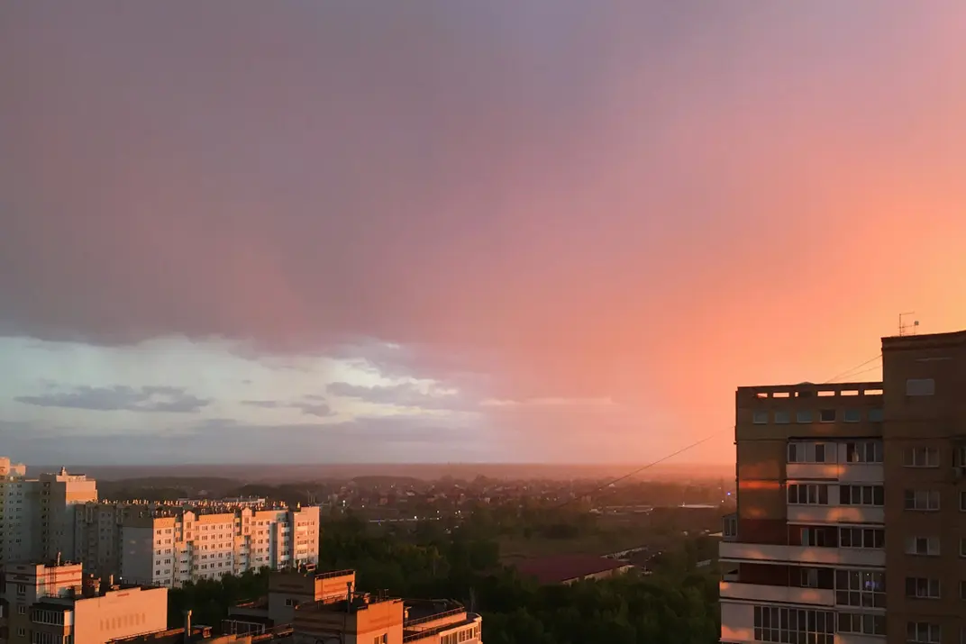 Панорама Омска, многоэтажки на фоне розового заката