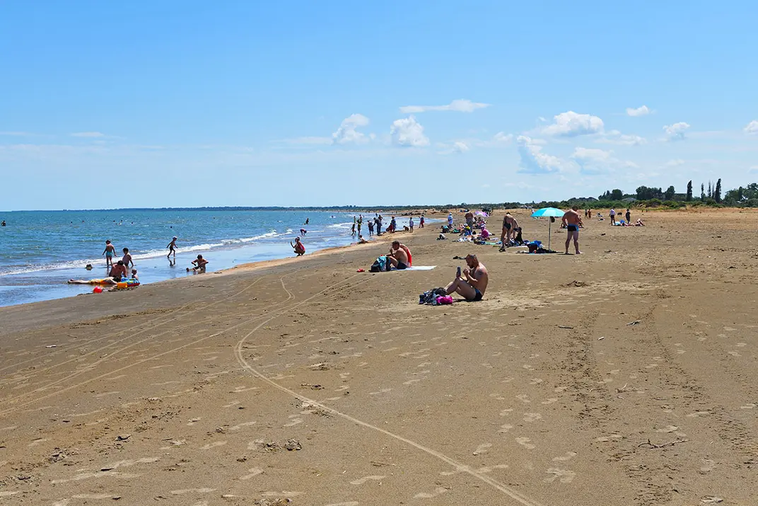 Люди на пляже в дербенте