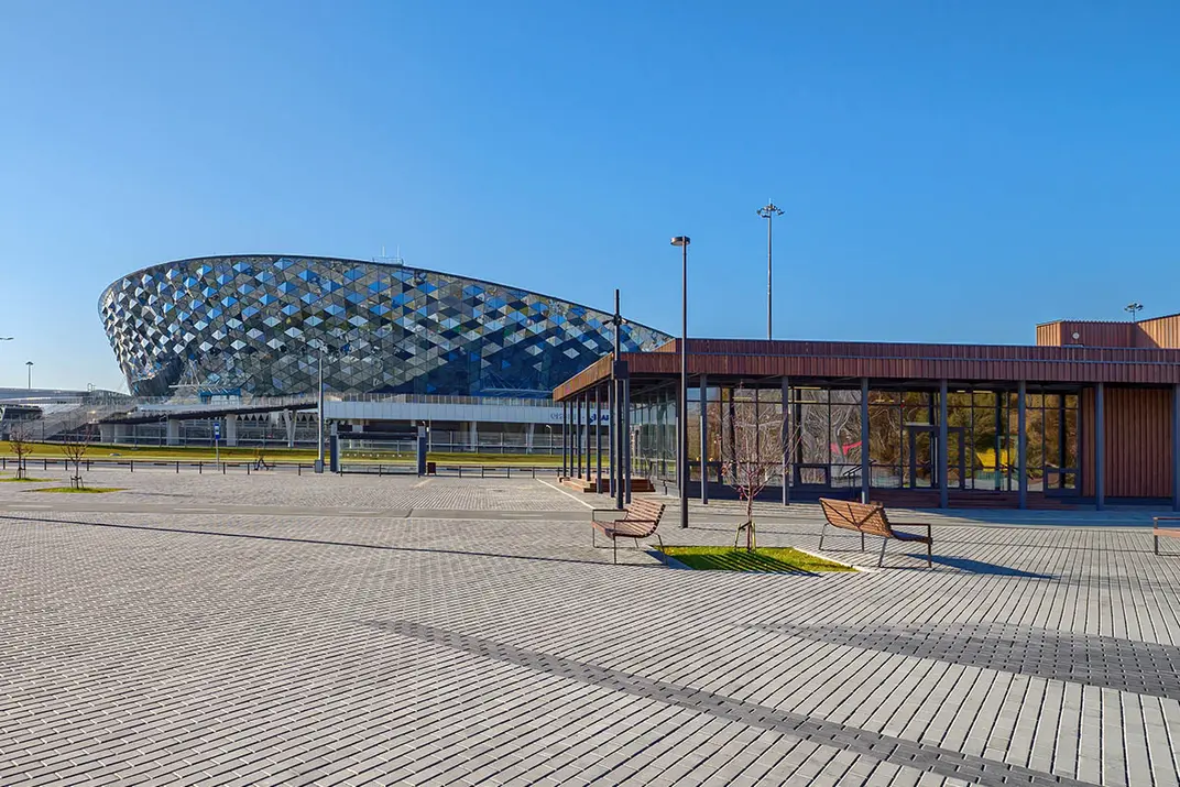 Площадка перед зданием, парк «Арена», Новосибирск