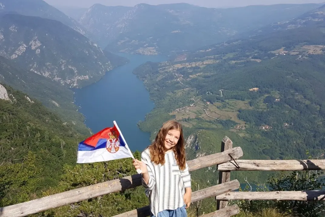Девочка с сербским флагом на смотровой площадке в горах Тара, Сербия