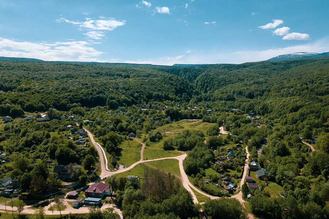 Вид на поселок Мезмай в Краснодарском крае с высоты птичьего полета