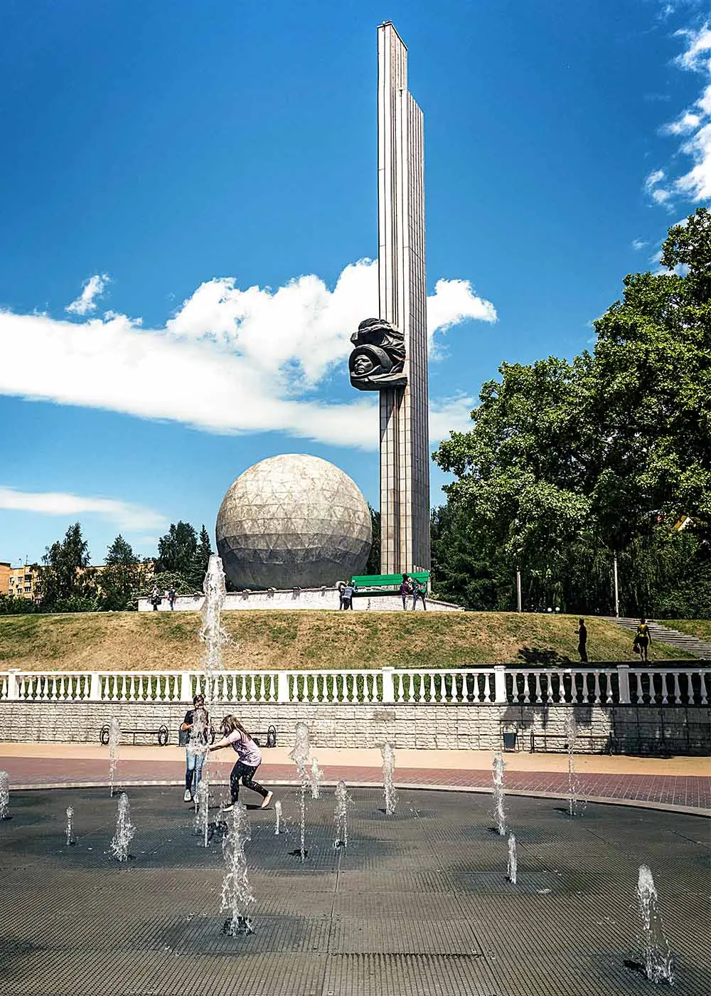 Девушки играют у фонтана на фоне монумента 600 лет Калуге