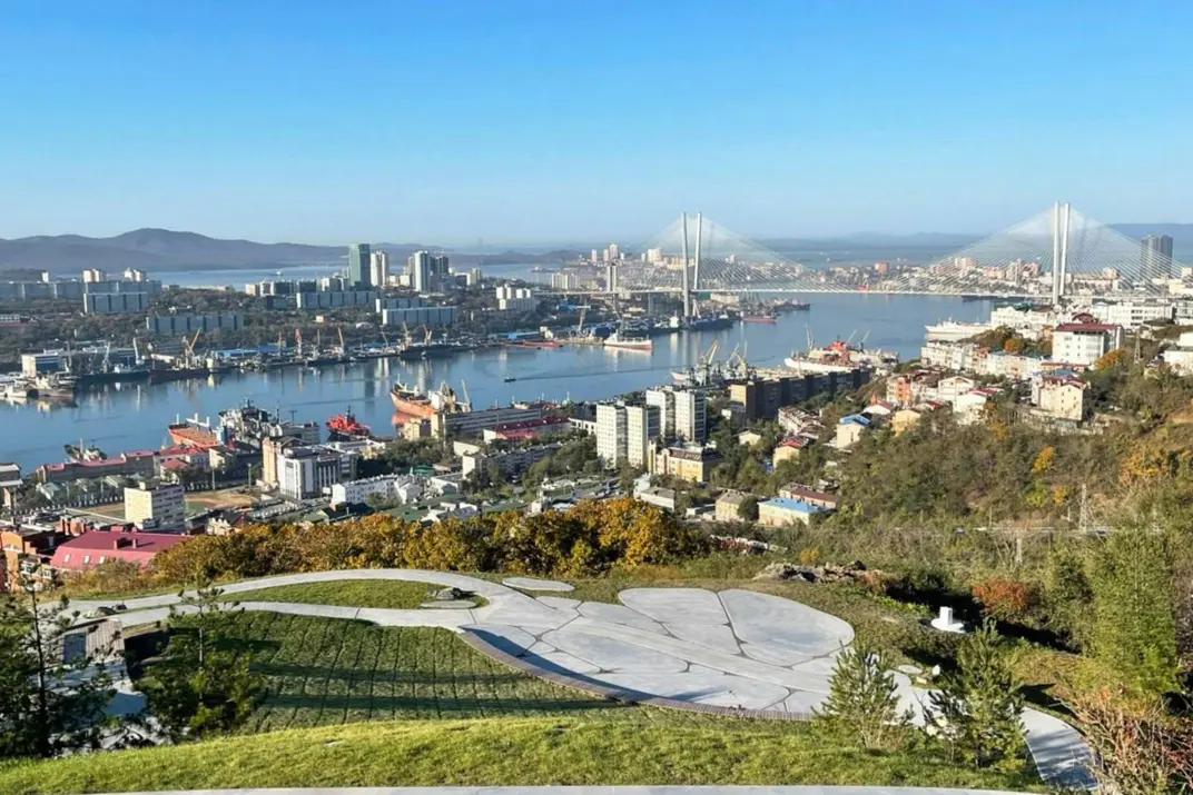 Вид на бухту Золотой Рог и Золотой мост из Нагорного парка во Владивостоке