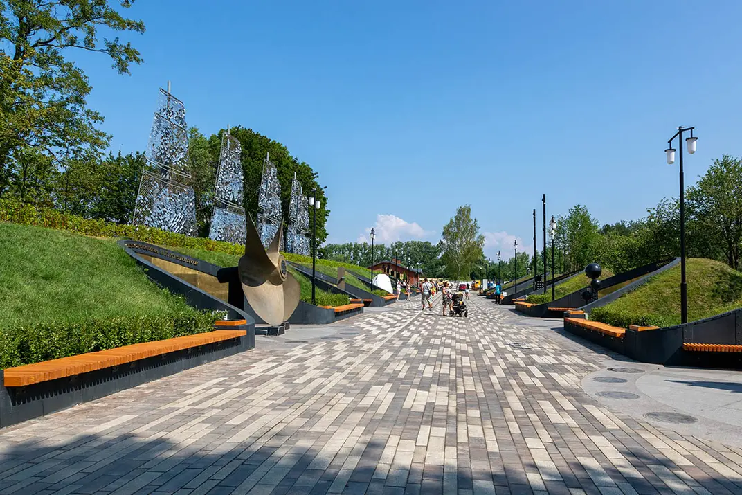 Люди на аллее в парке Остров крепостей в Кронштадте, Санкт-Петербург