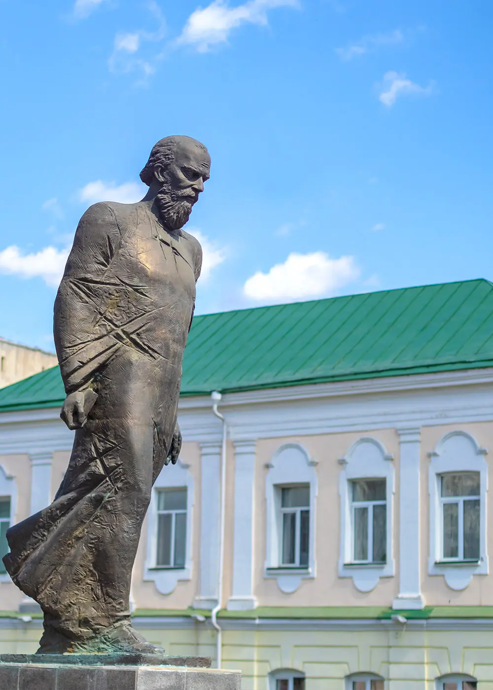 Памятник Несущий крест Достоевскому в Омске