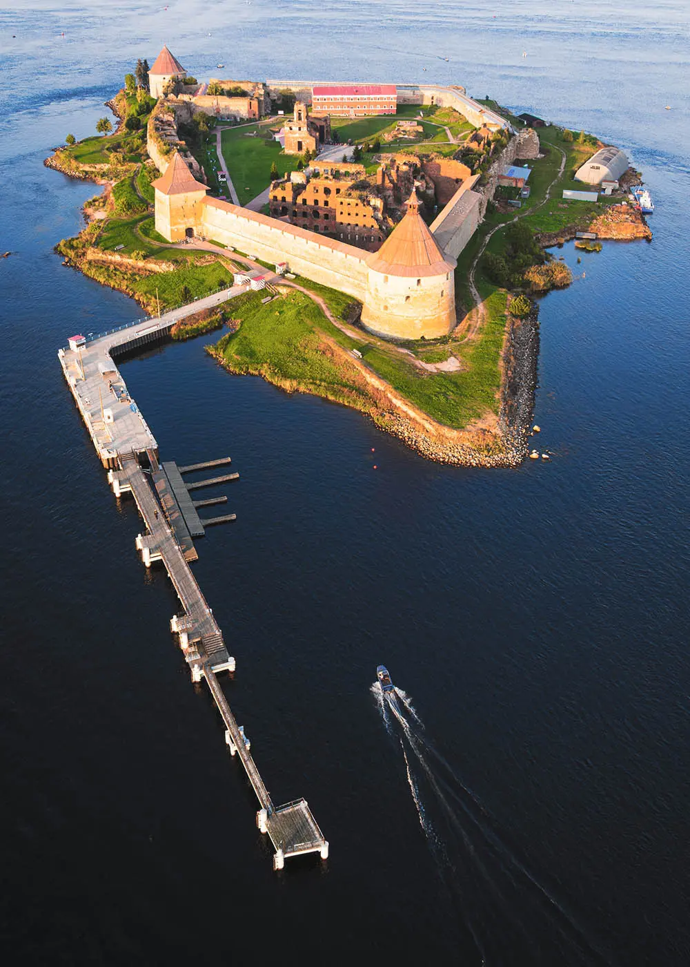 Вид на крепость Шлиссельбург с высоты птичьего полета