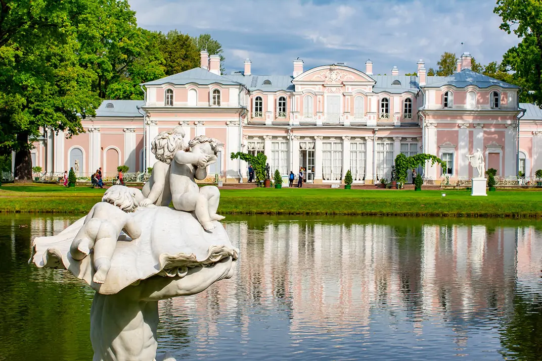 Китайский дворец и скульптура Тритона в парке Ораниенбаум