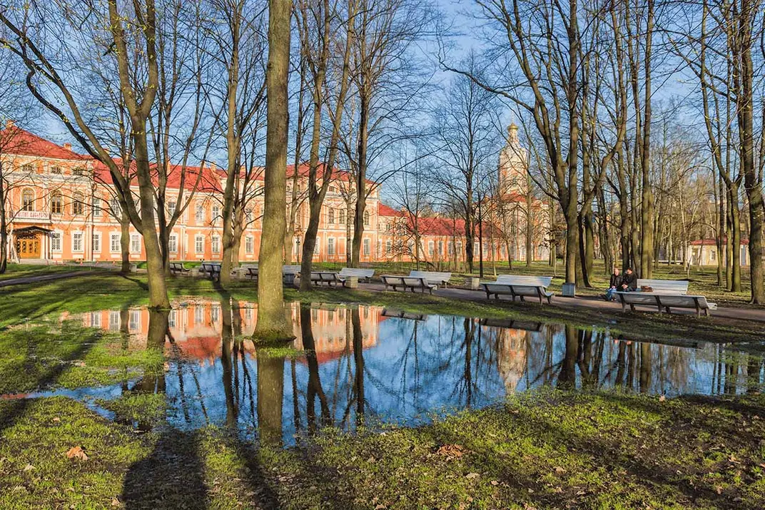 Лавра Александра Невского на фоне весеннего разлива в Митрополичьем саду