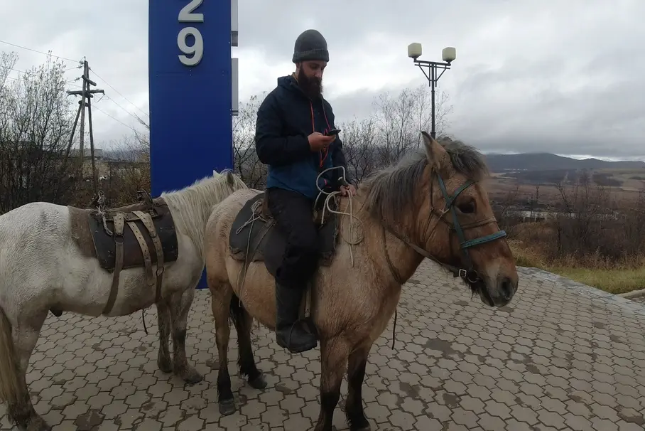 Британский путешественник отправился в кругосветку на лошадях
