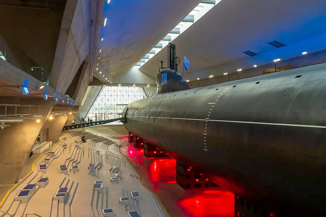 Вид на интерьер Музея военно-морской славы с атомной подводной лодкой Ленинский комсомол