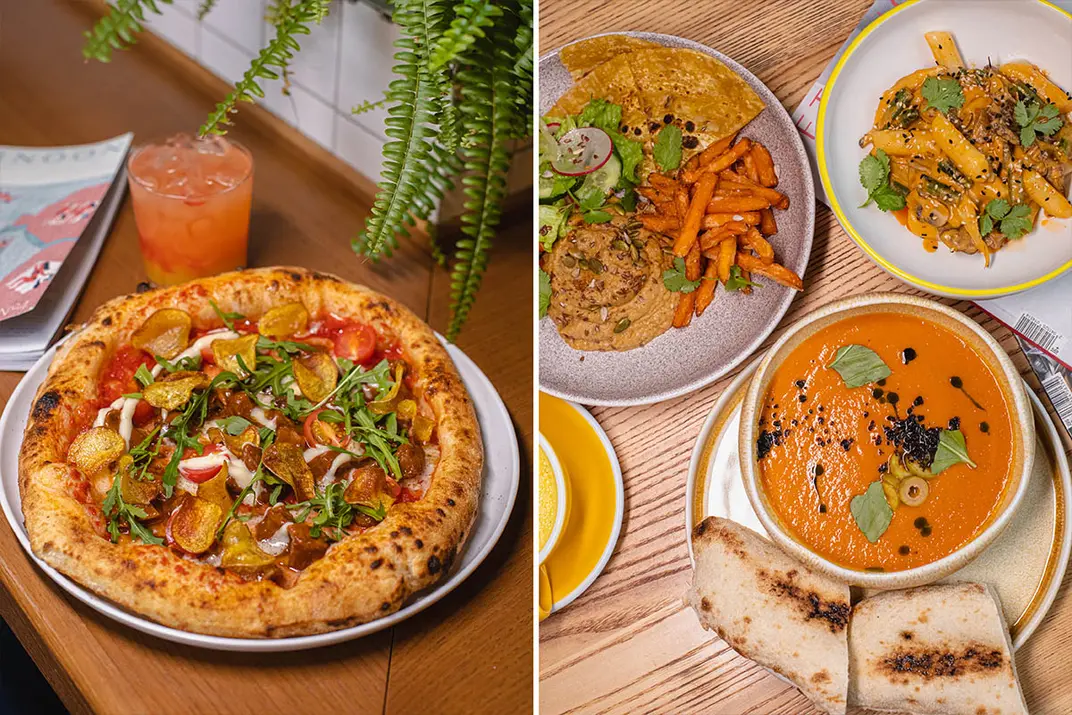 Пицца из дровяной печи и овощные блюда в кафе Кофе Культ в Калуге