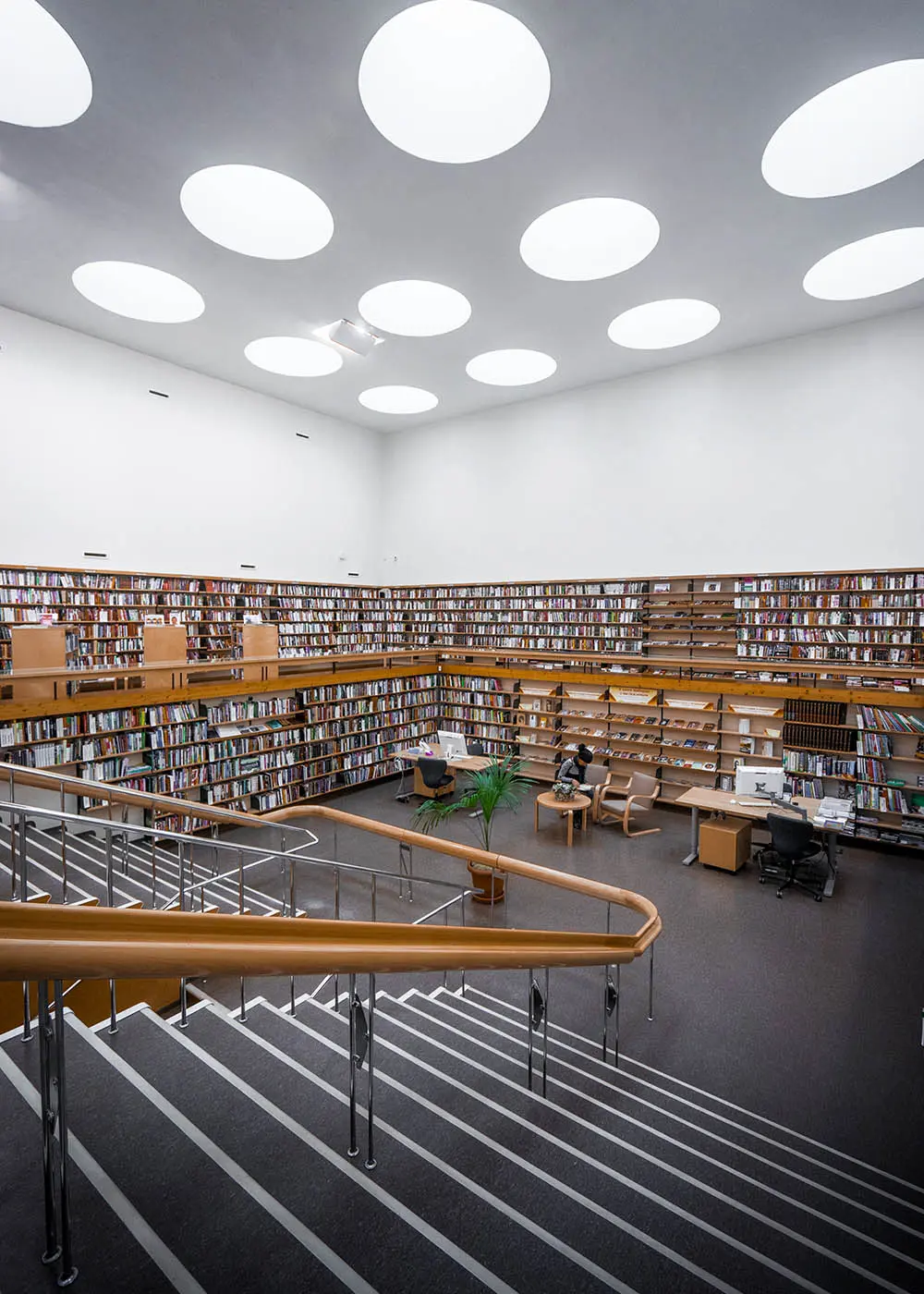 Лестница, ведущая к коллекции книг в библиотеке Алваара Ааалто в Выборге