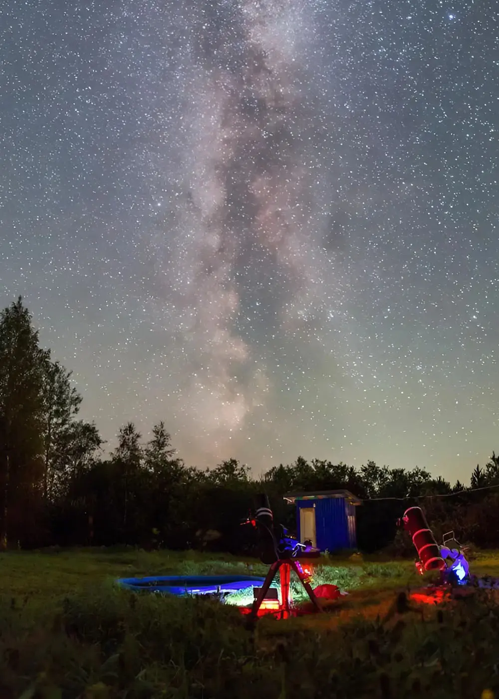Два телескопа на фоне Млечного Пути в августе в Ленинградской области