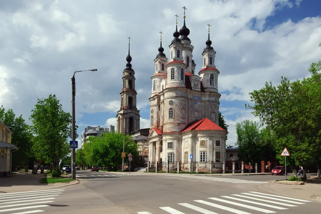 Церковь Космы и Дамиана в Калуге, вид со стороны перекрестка