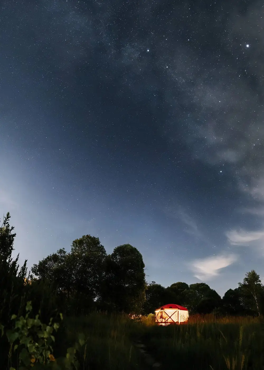 Светящийся астрошатер на фоне леса вечером