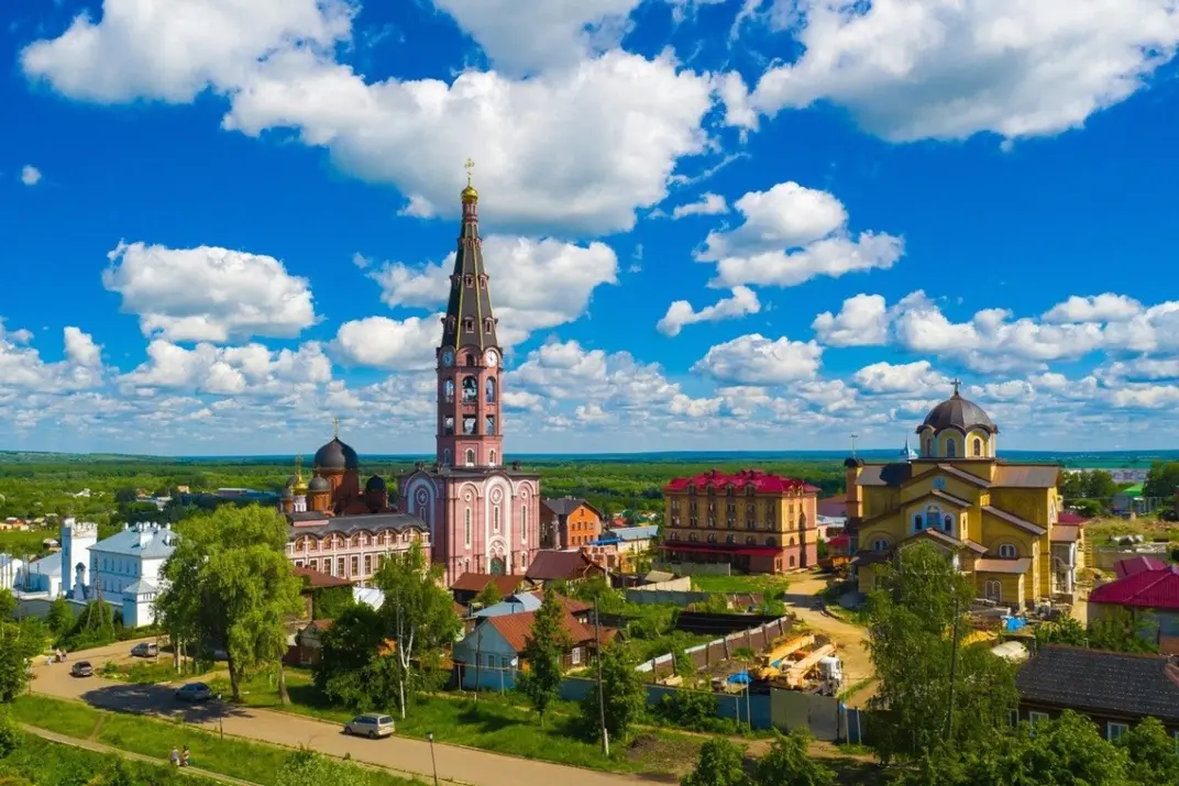 Свято-Троицкий монастырь в Чувашии на фоне ярко синего неба с облаками