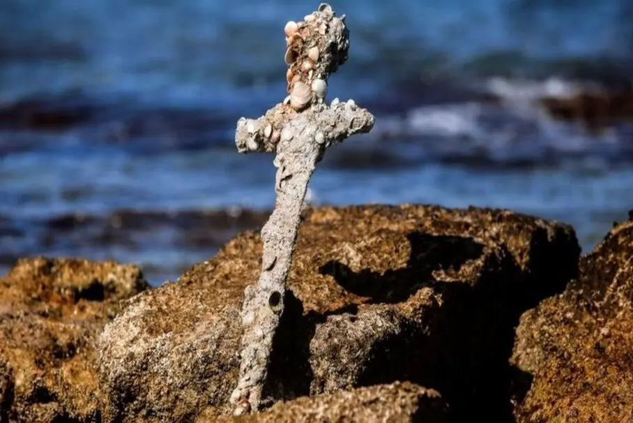 На дне Средиземного моря нашли меч, которому больше 900 лет