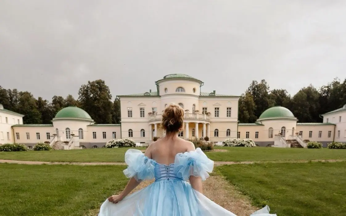 В замок, в терем, в кремль